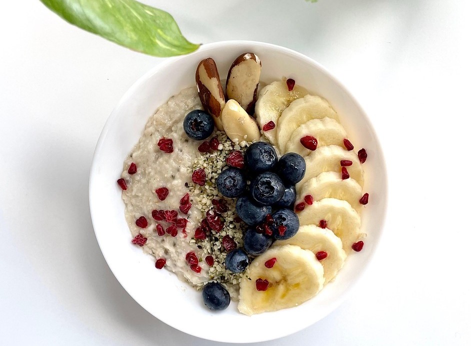 Owsianka proteinowa z bananem i masłem orzechowym